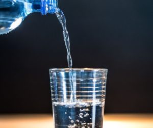 Dôkladný pitný režim môže pomôcť udržiavať normálnu funkciu močového mechúra