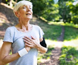 Ischemická choroba srdca je výsledkom nedostatočného prísunu kyslíka do srdcového svalu čo je najčastejšie spôsobené upchatím koronárnych artérií