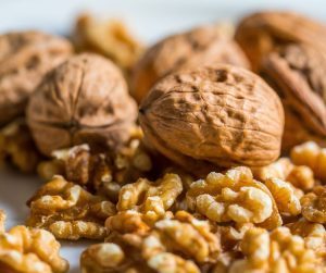Mandle vlašské orechy ľanové semienka chia semienka a slnečnicové semienka sú bohaté na vitamín E a ďalšie antioxidanty