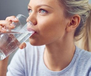 Pitný režim je dôležitý pre zdravé trávenie Voda pomáha vašemu telu rozložiť potraviny aby mohli byť ľahšie strávené
