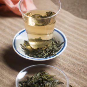 Priemerná šálka zeleného čaju obsahuje približne 25 až 45 mg kofeínu