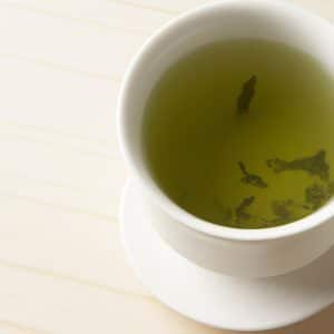 Zelený čaj je známy svojimi mnohými zdravotnými výhodami, medzi ktoré patrí aj podpora zdravia srdca