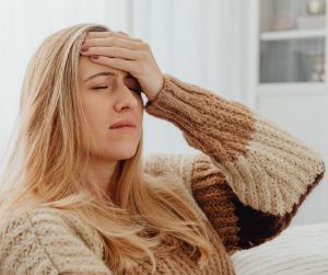 Bolesť hlavy je častým sprievodným symptómom bolesti hrdla najmä pri prechladnutí a chrípke