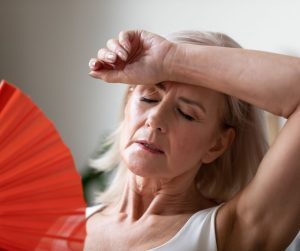 Návaly horúčavy a nočné potenie sú pravdepodobne najznámejšie príznaky menopauzy