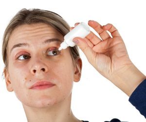 Použitie over the counter očných kvapiek alebo masti môže pomôcť uvoľniť príznaky suchosti očí a zmierniť nepohodlie