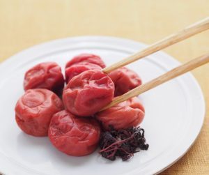 V tradičnej japonskej kuchyni sa umeboshi často podáva ako súčasť bento čo je druh baleného obeda alebo ako príloha k jedlám ako sú ryža alebo miso polievka