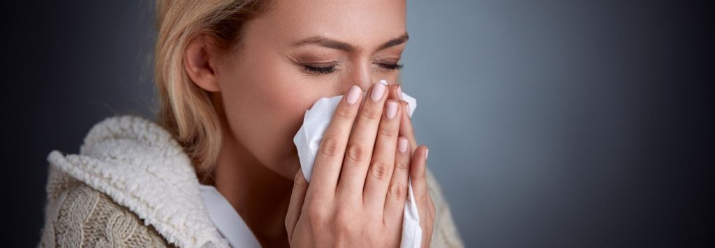 Chripkove virusy sa prenasaju vzdusnymi kvapkami ktore sa uvolnuju ked postihnuta osoba kasle kycha alebo dokonca hovori
