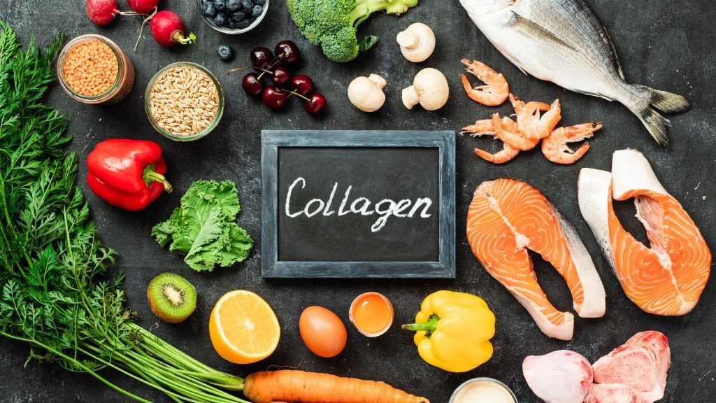 Zatiaľ čo naše telo prirodzene produkuje kolagén, existujú aj potraviny a stravovacie návyky, ktoré môžu podporiť jeho produkciu alebo poskytnúť ho priamo. 