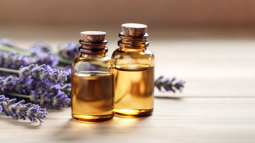 Esenciálny olej z levandule je jeden z najpopulárnejších a najuniverzálnejších olejov využívaných v aromaterapii a parfumérii