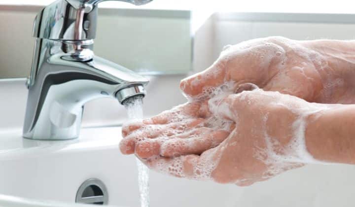 Pravidelné a dôkladné umývanie rúk mydlom a vodou je jedným z najúčinnejších spôsobov, ako zabrániť šíreniu infekcií.